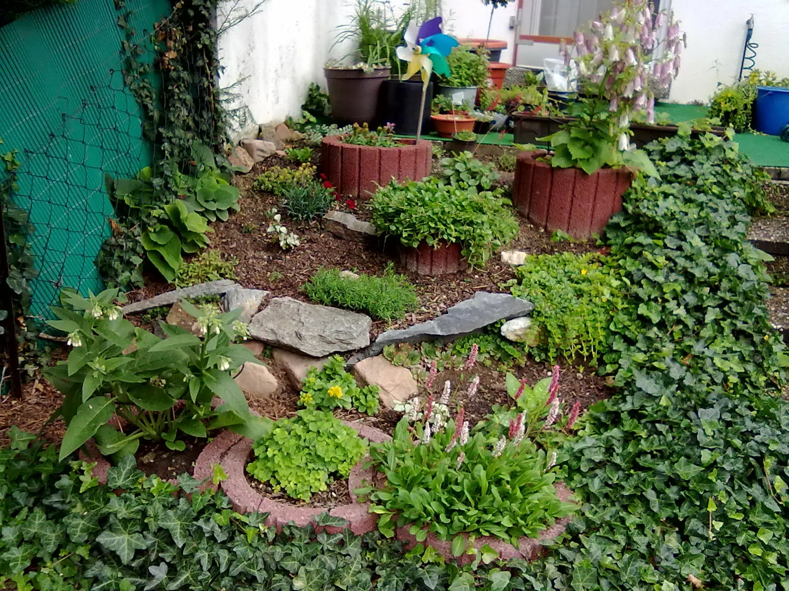 Gartengestaltung Erde im Steingarten auffüllen