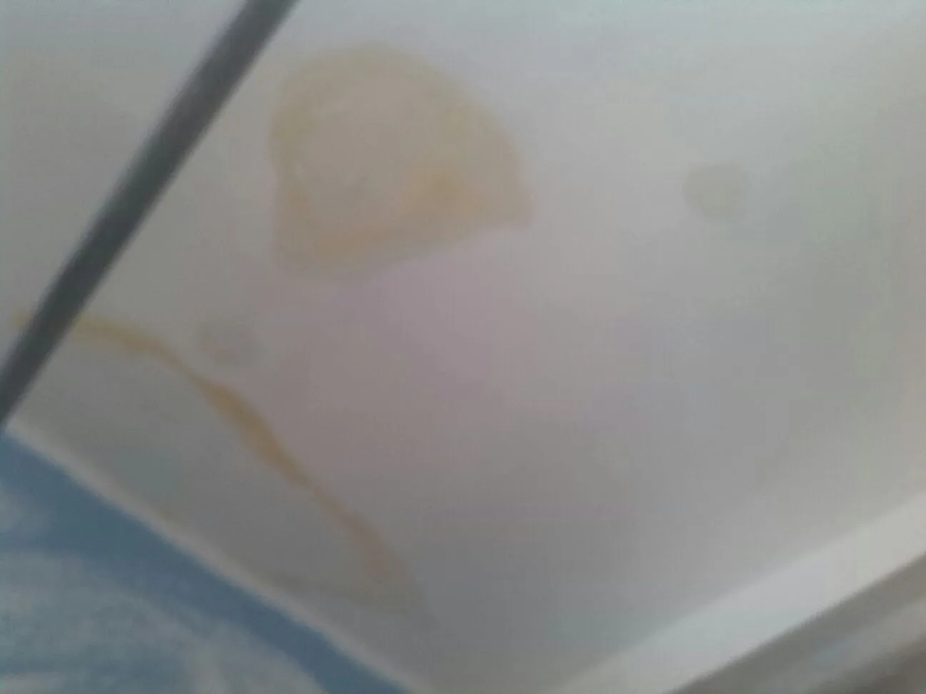 Gelbliche Flecken an Badezimmerdecke