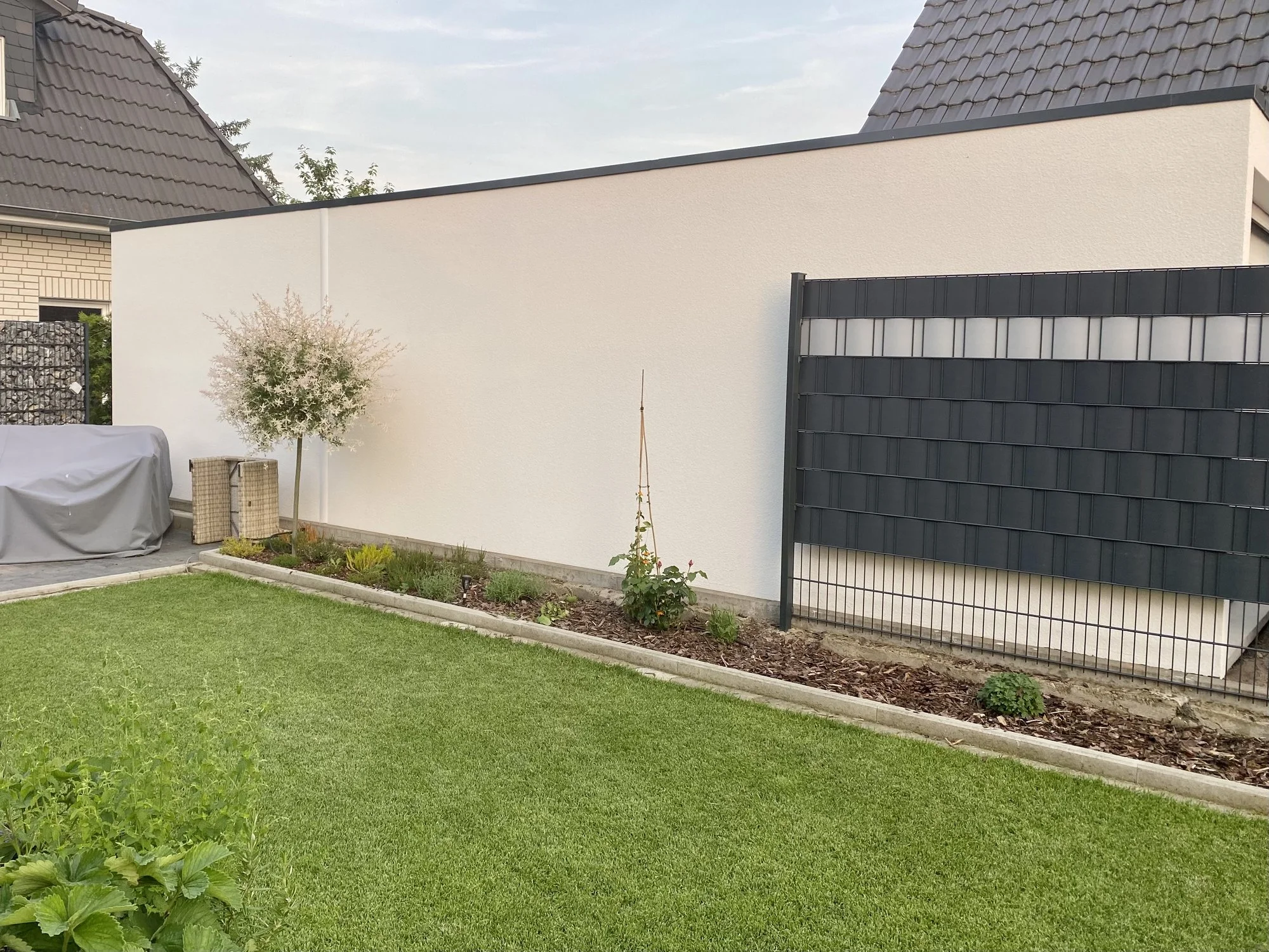 Wie angrenzende Garage bepflanzen