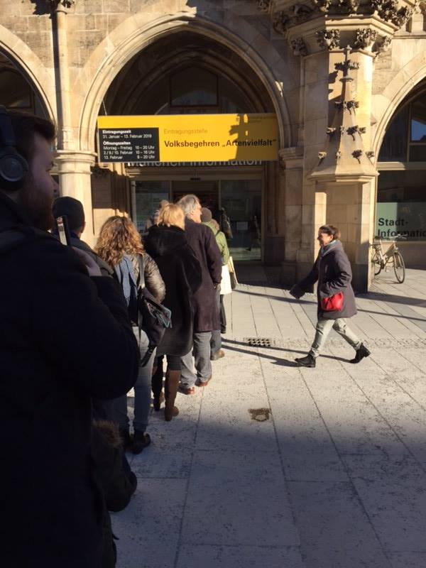 anstehen vor Münchener Rathaus.jpg