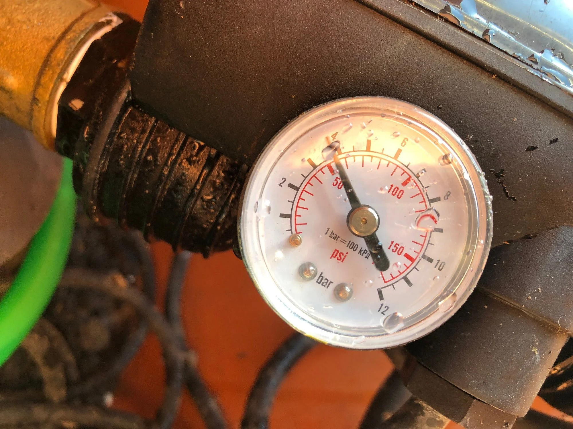 Druck-bei-2700-Liter.jpg