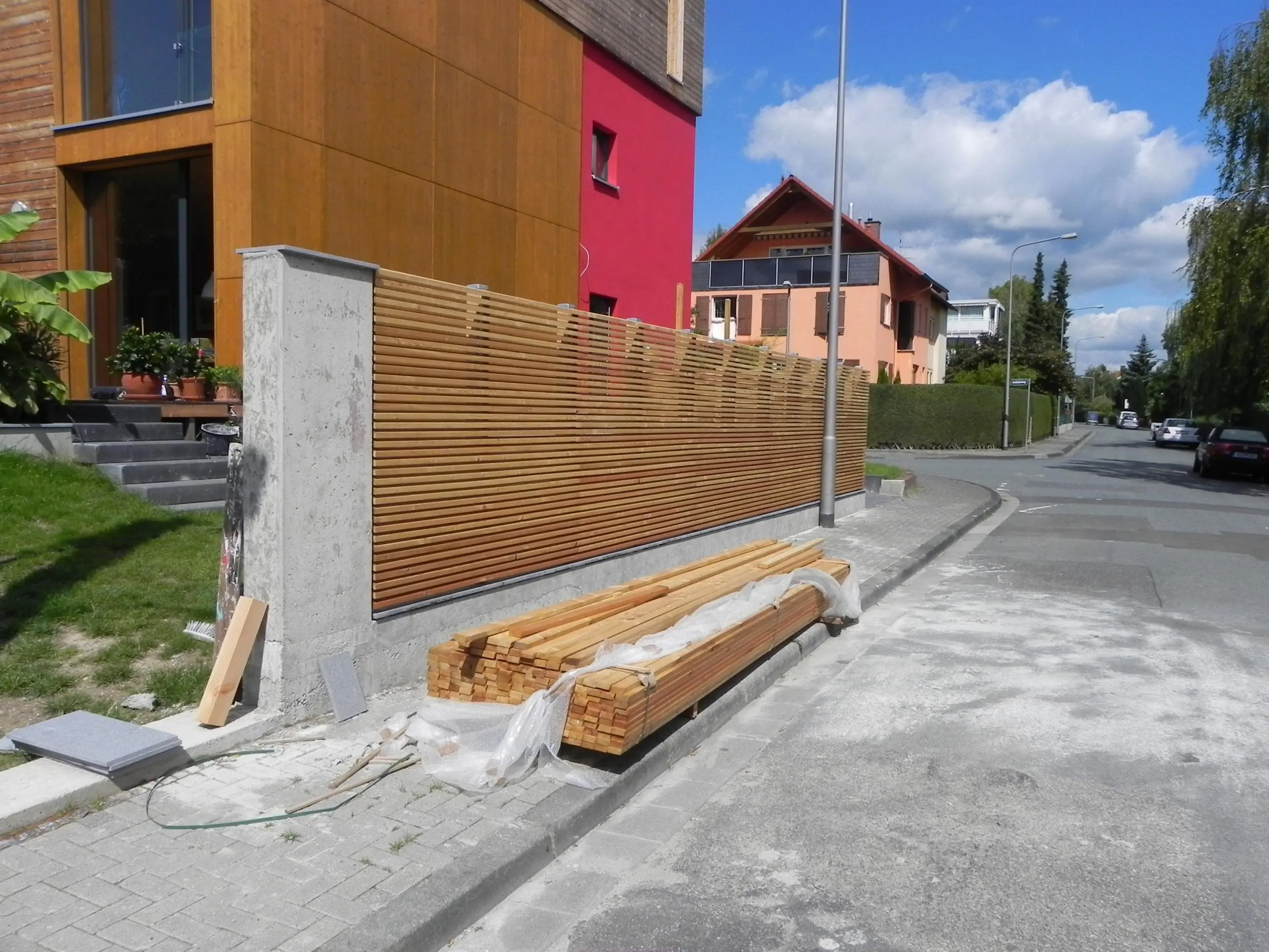 Semitransparenter Sichtschutzzaun aus Lärchenholz