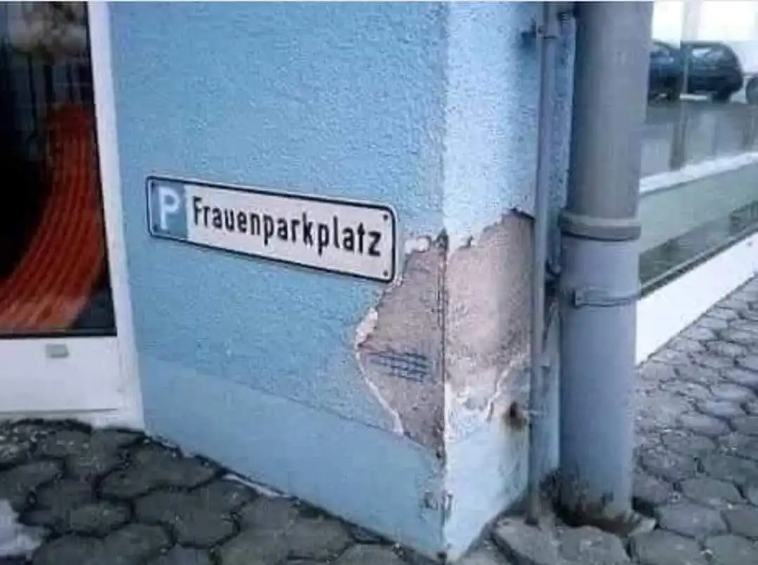 Frauenparkplatz.webp