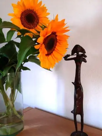 Geigerin mit Sonnenblumen komprimiert.webp
