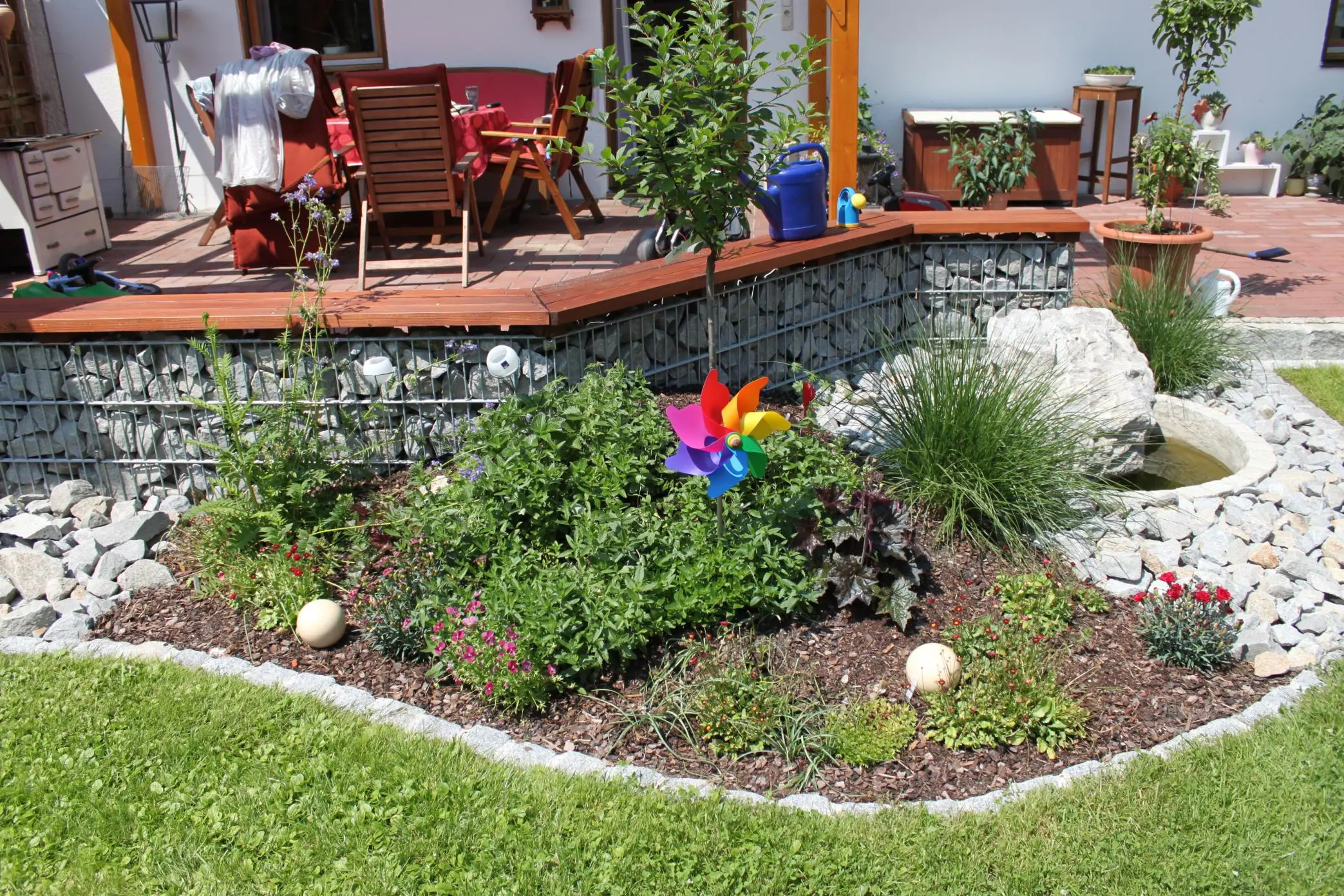 Beet vor Terasse (kleiner Hügel) gestalten