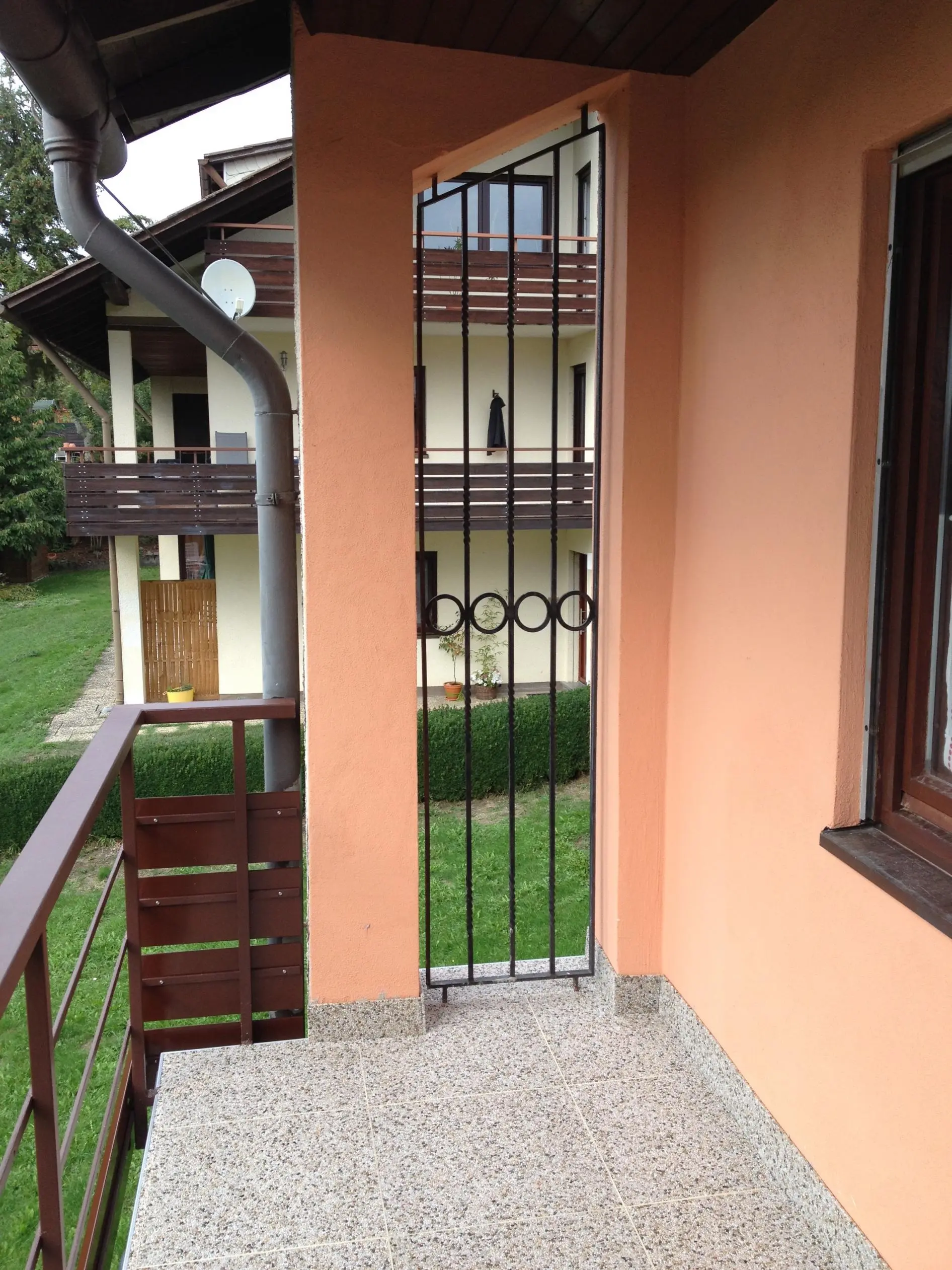 Balkon Windschutz Plexiglas wie montieren?