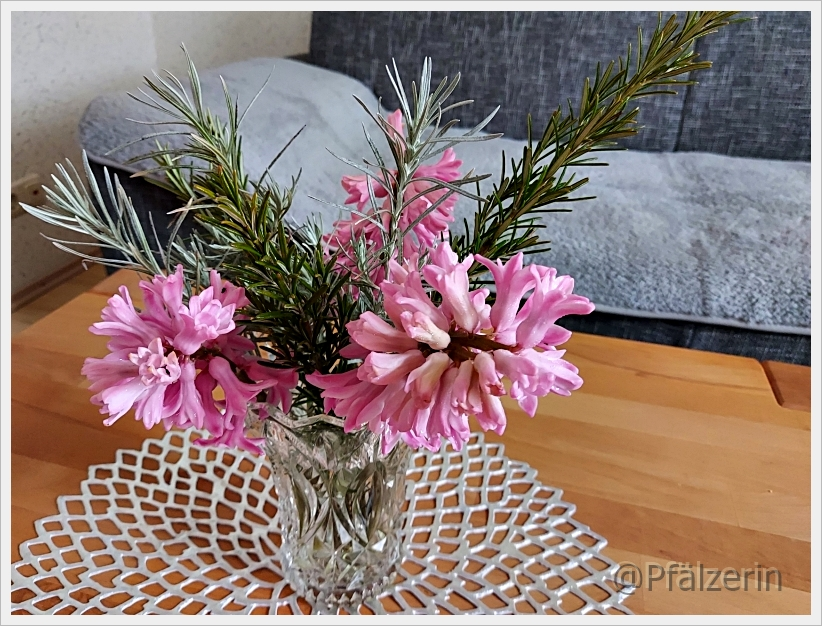 Strauß mit Rosmarin und Hayzinthen.webp