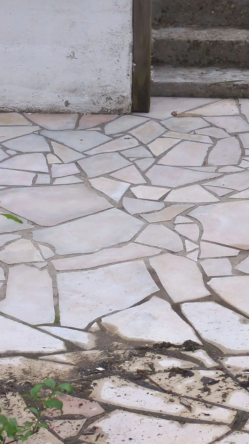 Terrasse mit Natursteinen Fugen ausbessers und Steine behandeln