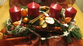 Adventsgesteck mit Tischdekoration.webp