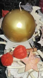 mit goldenen kugelkerzen.webp
