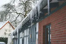 Eiszapfen an Regenrinne.webp
