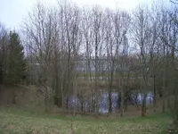 _Biotop-März-Teich vor Werksansicht.webp