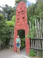 07_Rotorua-Te Puia-Eingang zum Dorf Pikirangi.webp
