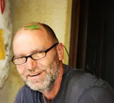 Neo und die Riesenheuschrecke.webp