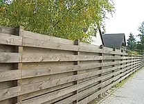 100_sichtschutzzaun_holzbretterzaun.webp