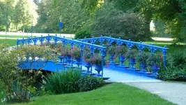 Ausfllug - Schlosspark mit neuerrichteter Brücke in schrecklichem Blau.webp