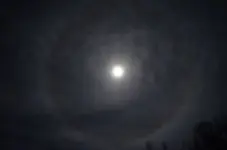 Stimmungsvolle Himmelsereignisse, Mond mit Hof.webp