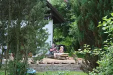 Probesitzen auf der Terrasse.webp