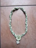Kette grün beige mit weißem Hänger und Blume.webp