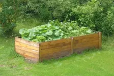 800px-Hochbeet_holz.webp
