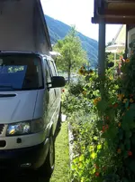 Bus vorm Blumenbeet.webp