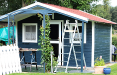Gartenhaus wartet auf zweiten Anstrich_900.webp