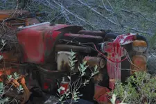 Castellane Buntes Altmetall im Wald.webp Castellane Buntes Altmetall im Wald.webp