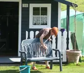 Eva-Maria beim Frühjarsputz am Gartenhaus.webp