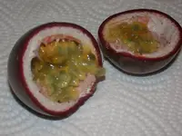 Maracuja durchgeschnitten.webp