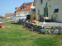Garten 3, Blick auf Terrasse.webp