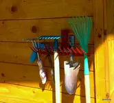 Ausgemusteter Rechen dient als Kleingerätegarderobe!.webp