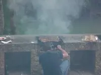 man grillt.webp