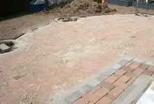 Randsteine Zweit-Terrasse_Stufen_Pflanzringe eingeschnitten.webp