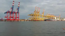 13-08-29 Containerhafen in Abendsonne.webp