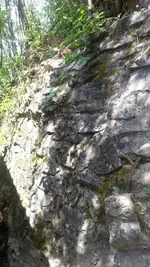 Felswand hinter dem Haus von hinten nach vorne 3.webp