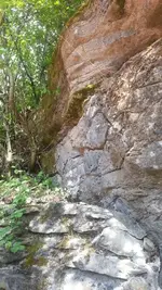 Felswand hinter dem Haus von hinten nach vorne 2.webp