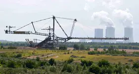 DSC_9069_Braunkohlenbagger_in_der_Landschaft.webp