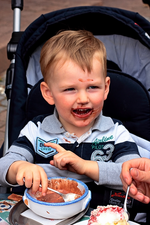 Marlon geniesst Schokoeis.webp