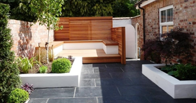 gartengestaltung-modern-bilder-ideen-sitzecke-sichtschutz-holz.webp