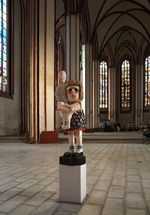 Mädchen trägt Bischof.webp