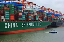 CSCL Globe_Hanjin_zwei_Polizeiboot davor_multicolor_1280.webp