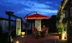 EM und H auf Zweitterrasse am Abend_klein.webp