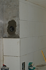 Farmacell_Platten an linker Wand_Kamin fast fertig vermörtelt_700.webp