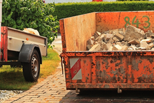Bauschutt im Container_Holz_Tapete_auf dem Hänger_640.webp