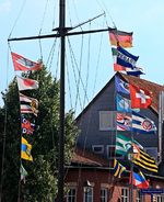 Flaggen_im Wind_multicolor_700.webp