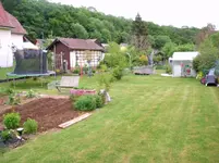 2016-05-31 Garten im Überblick vom Gemüseacker aus.webp