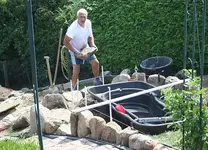 Harald schleppt und baut_klein.webp