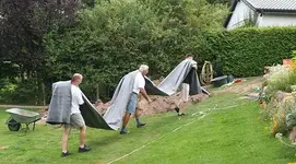 3 Männer tragen die Folie hoch_klein.webp