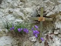 05 luise-ac Kreuzwegstation im Gebirge.webp