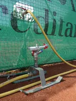 SR 15 mit BAUER Schlitten auf einem Tennisplatz.webp